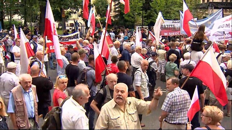 Manifestacja przed Trybunałem Konstytucyjnym. "Tu jest Polska, nie Bruksela!"