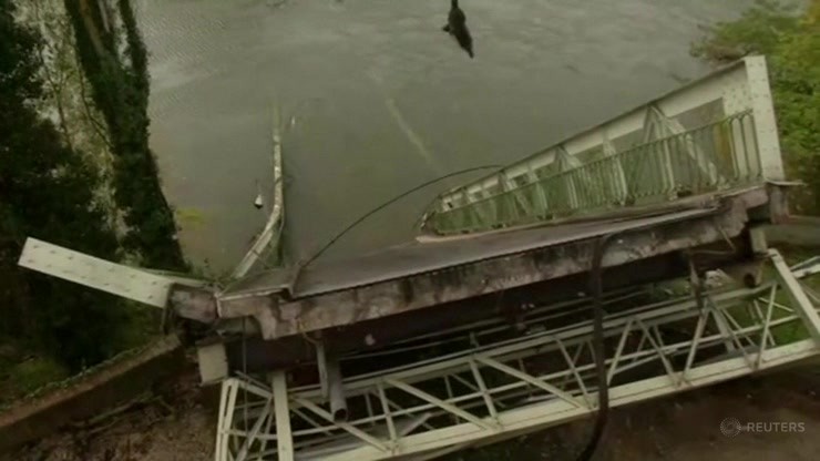 Francja: Zawalił Się Most, Auta Wpadły Do Rzeki. Nie Żyje 15-Latka, Ofiar Może Być Więcej - Polsat News