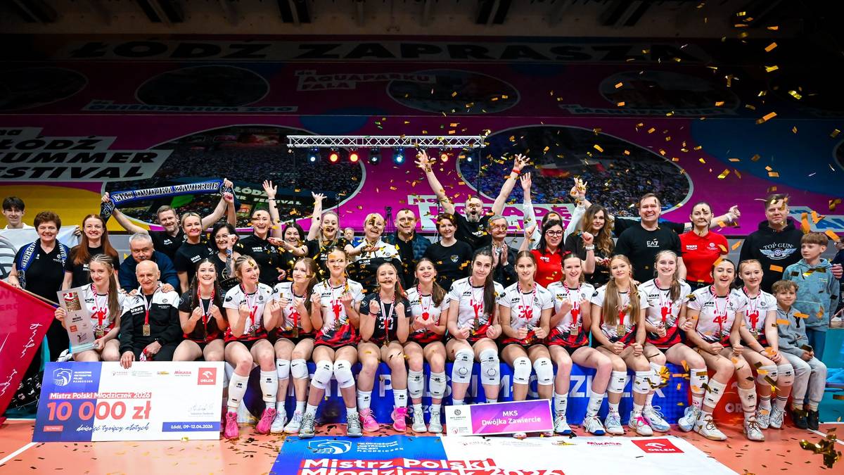 Siatkarki MKS Dw&oacute;jka Zawiercie świętują zwycięstwo z pucharem i czekiem.