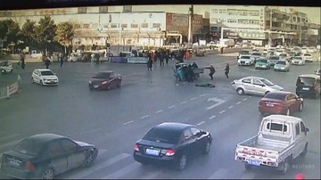 Niecodzienny wypadek w Chinach. Kierowca wypadł z kabiny, a trójkołowiec jeździł wokół niego 