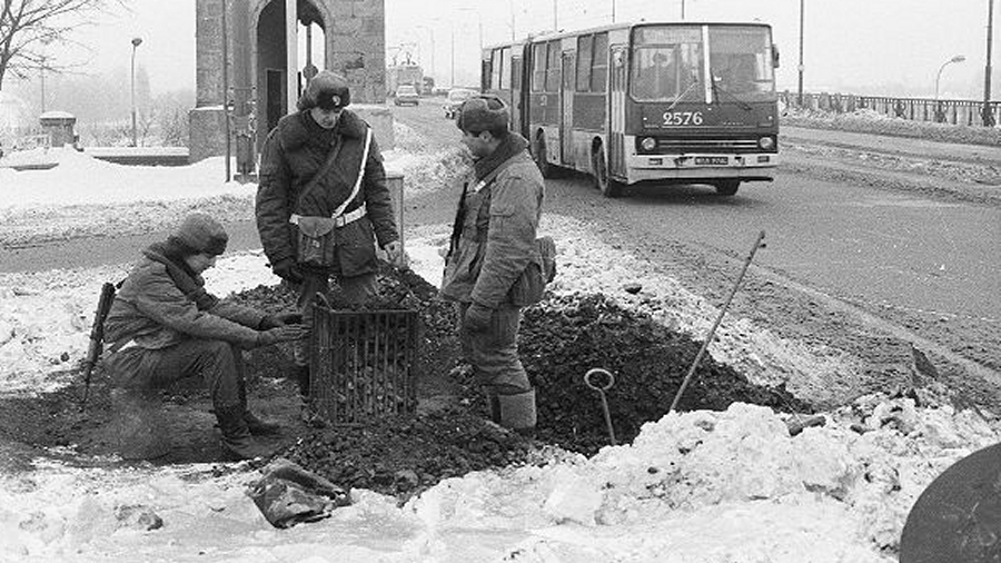 Pierwsze dni stanu wojennego w grudniu 1981 roku. Fot. YouTube / Starych1.