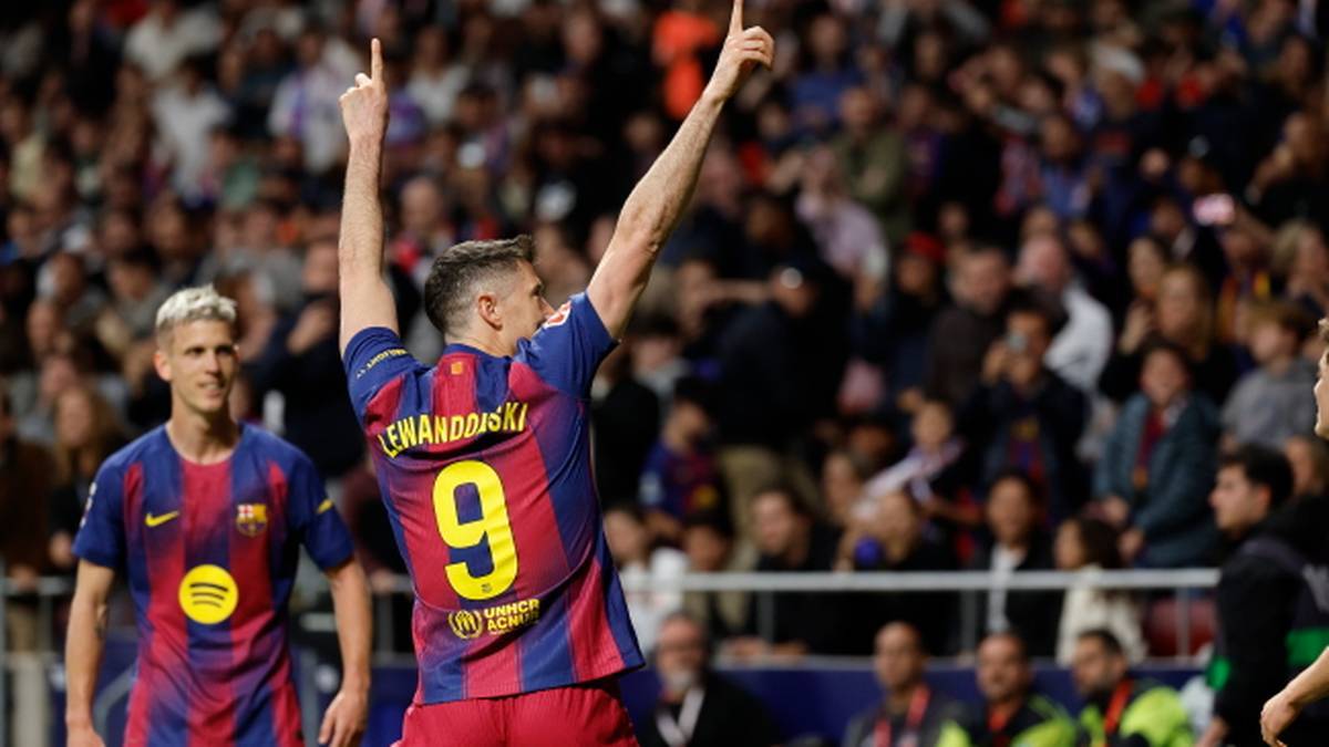 Piłkarz Robert Lewandowski świętuje zdobycie bramki w meczu FC Barcelona.