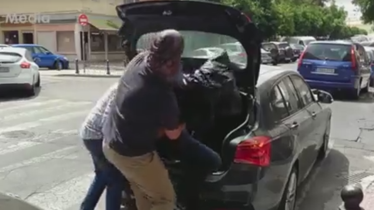 Hiszpanie uprowadzili Navasa! Piłkarz w bagażniku z czarnym workiem na głowie (WIDEO)