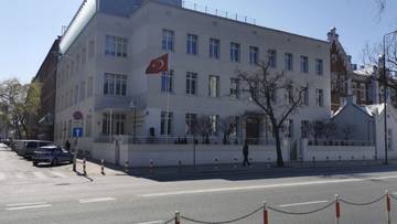 Napis na murze ambasady Turcji w Warszawie. Wandalizm dostrzegli policjanci