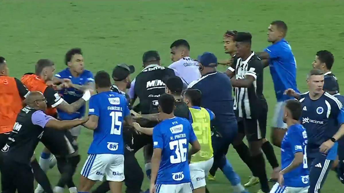 Piłkarze Cruzeiro i Atletico-MG w trakcie bijatyki na boisku, niebieskie stroje kontra biało-czarne