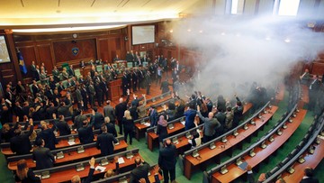 Kosowo: opozycja blokuje obrady parlamentu. Rozpylono gaz łzawiący