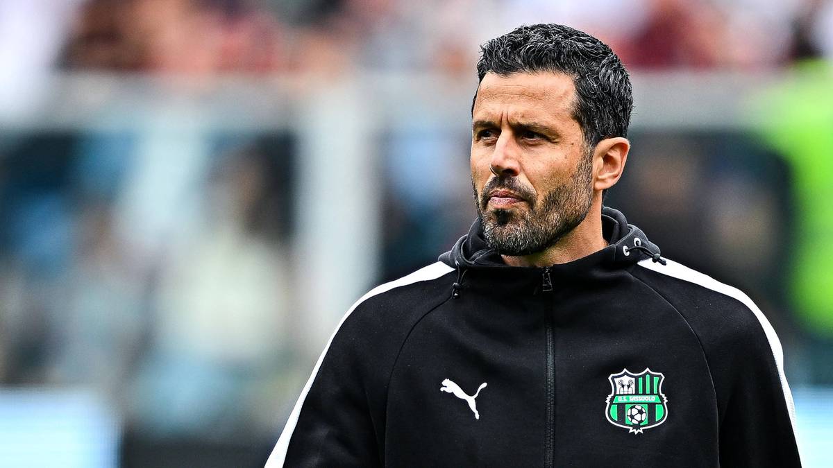 Portret trenera piłkarskiego Fabio Grosso w bluzie z herbem klubu.