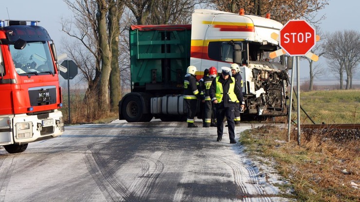 Zderzenie cięzarówki z szynobusem w Granowie (woj. wielkopolskie)
