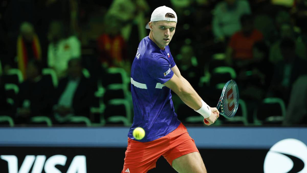 Tenisista Jakub Mensik wykonuje bekhend podczas meczu.