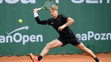 Maks Kaśnikowski wykonuje uderzenie podczas meczu tenisowego.