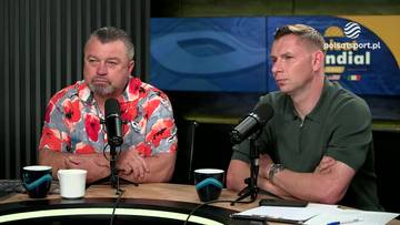 Dwóch mężczyzn w studiu telewizyjnym, jeden w kolorowej koszuli w kwiaty, drugi w zielonej koszulce polo, siedzi przy stole z mikrofonami.