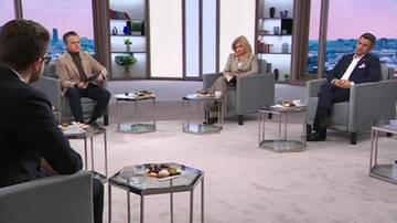 Cztery osoby siedzą na kanapach w studiu telewizyjnym. Dw&oacute;ch mężczyzn i dwie kobiety, wszyscy ubrani elegancko, dyskutują na temat.