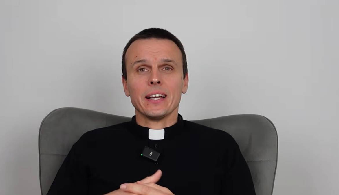 Znany ksiądz idzie do pracy. Zacznie od sprzątania toalet
