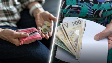 Dłoń trzymająca otwarty portfel z monetami obok dłoni pokazującej banknoty w kopercie.