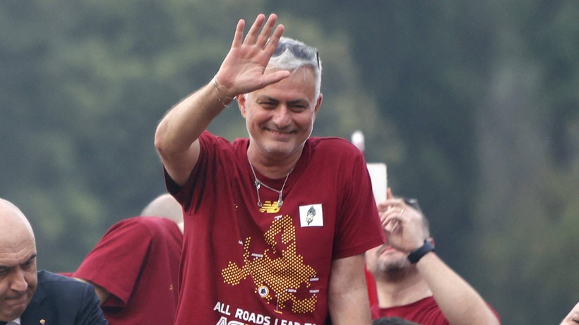 Kibic Romy oświadczył się partnerce na oczach Jose Mourinho (WIDEO)