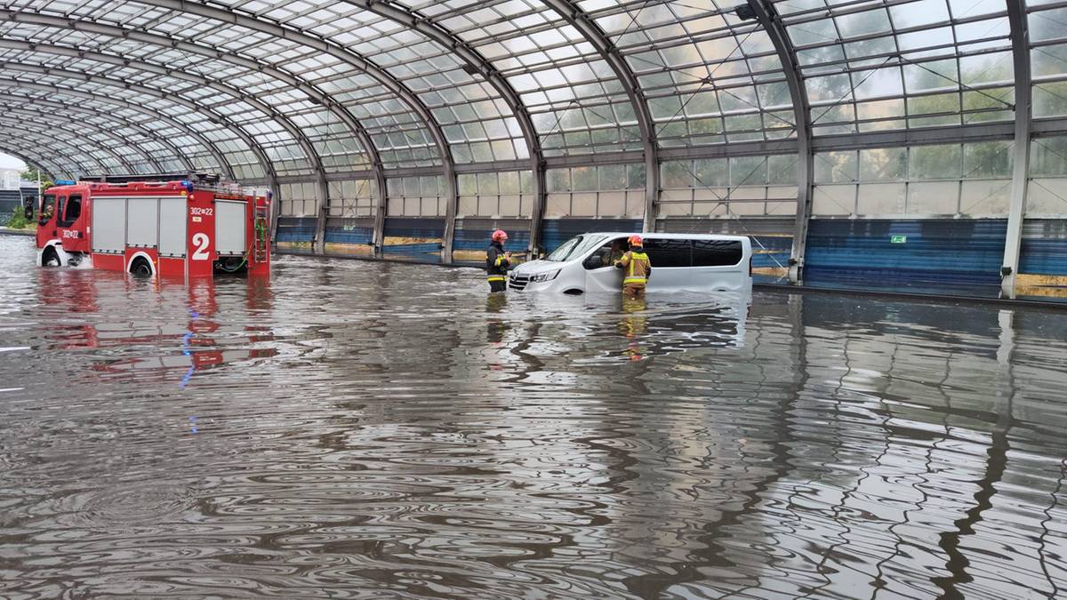 Paraliż komunikacyjny w Warszawie. Zalany tunel na S8