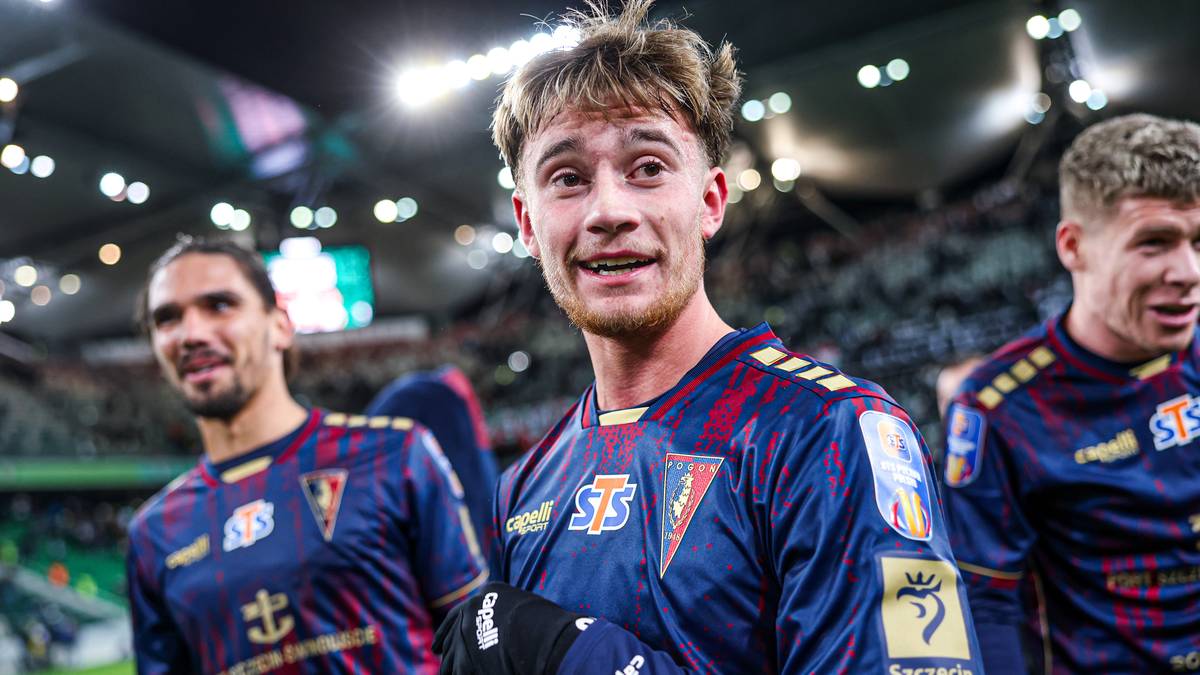 Adrian Przyborek w koszulce Pogoni Szczecin.