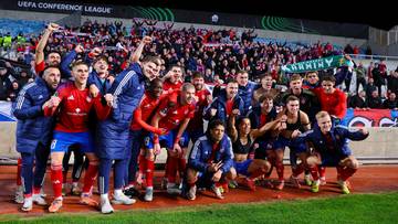 Drużyna piłkarska Rakowa Częstochowa świętuje z kibicami.