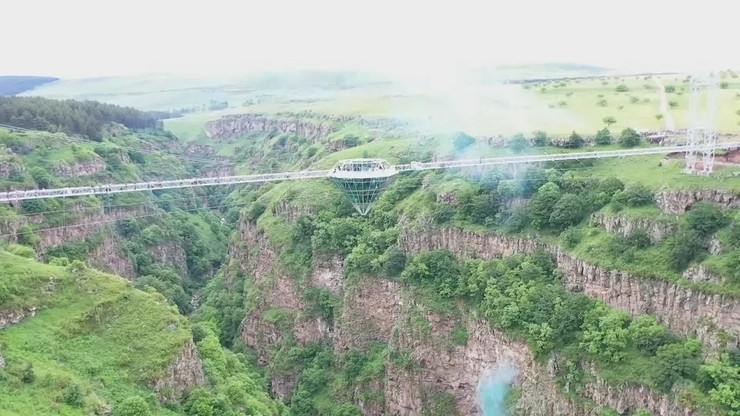 Gruzja. Otwarto szklany most wiszący 200 metrów nad ziemią