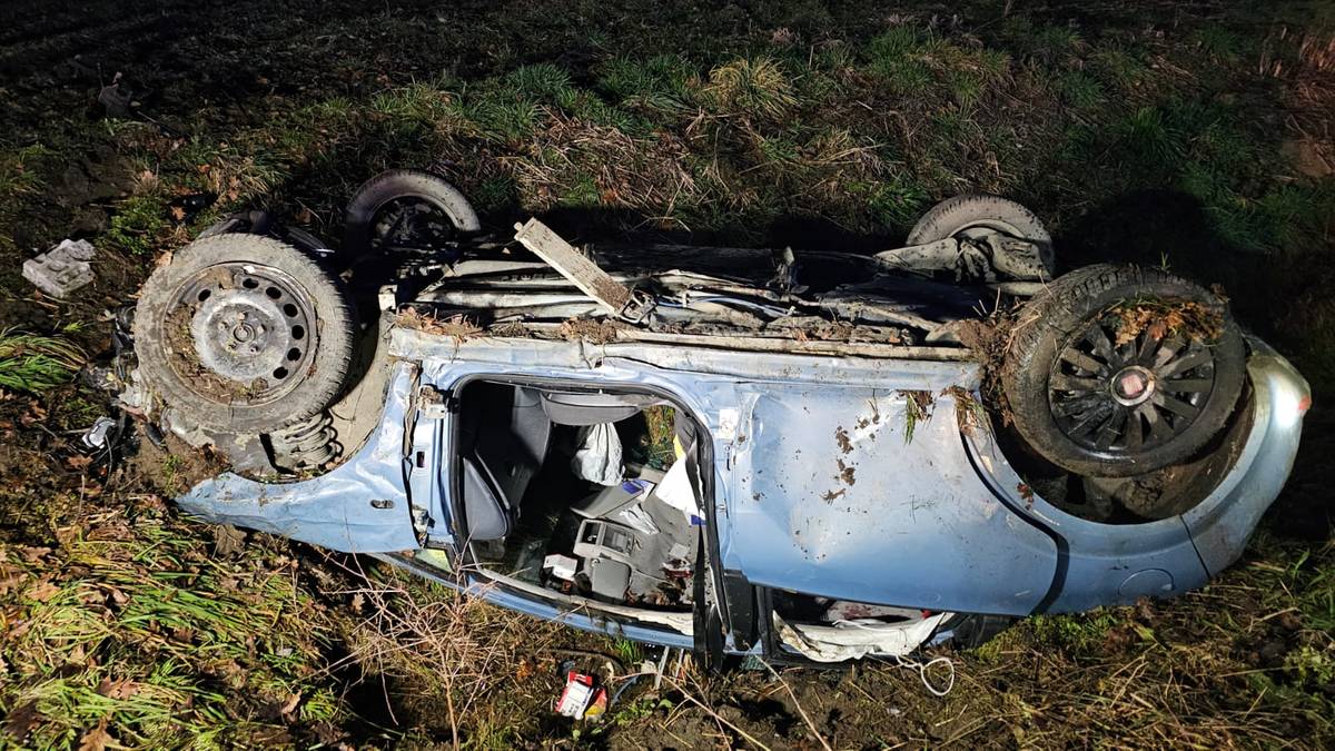 Nocny wypadek w Małopolsce. Auto z pięcioma osobami dachowało