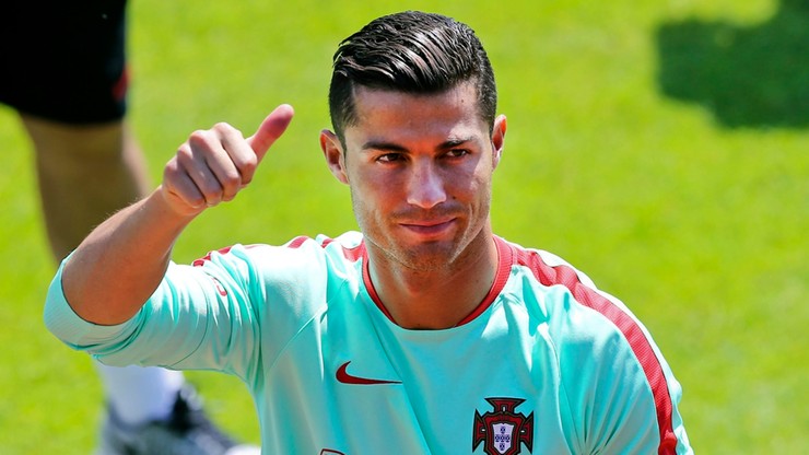 "Geniusz wrócił", "sam przeciw wszechświatowi" - portugalska prasa o Ronaldo