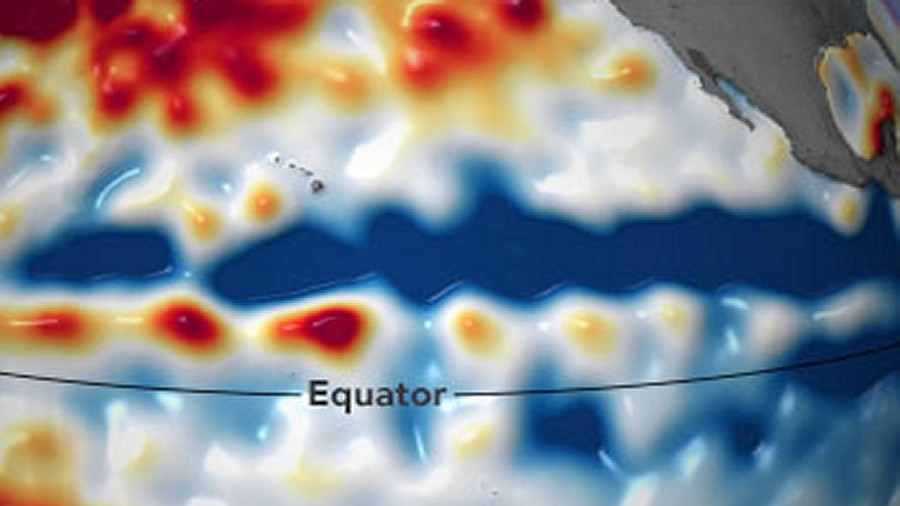 Anomalie wysokości (w cm) powierzchni wód w Pacyfiku od 26 listopada do 5 grudnia 2021 roku. Niebieski podłużny obszar, oznaczający obniżenie tafli wód względem normy wieloletniej to zjawisko La Niña. Fot. Sentinel-6 / ESA.