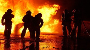 03.01.2022 06:00 Wichura zerwała linię energetyczną, wybuchł olbrzymi pożar, który strawił tysiąc domów [WIDEO]