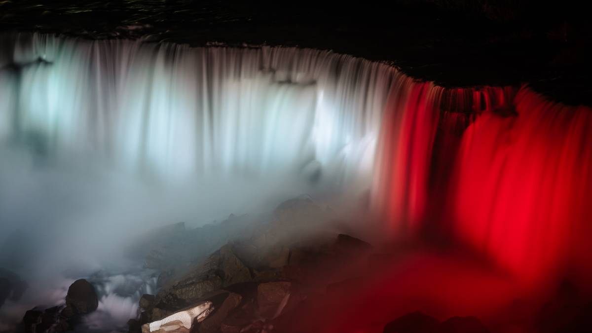 Niagara w polskich barwach. Spektakularna iluminacja z okazji dnia Polonii