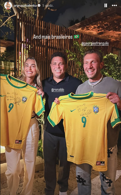 Sabalenka i Frangulis z koszulkami z autografem od Ronaldo