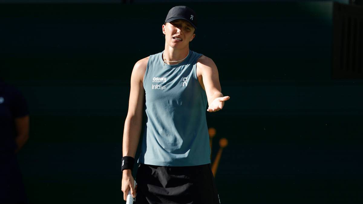 Tenisistka Iga Świątek na korcie tenisowym.