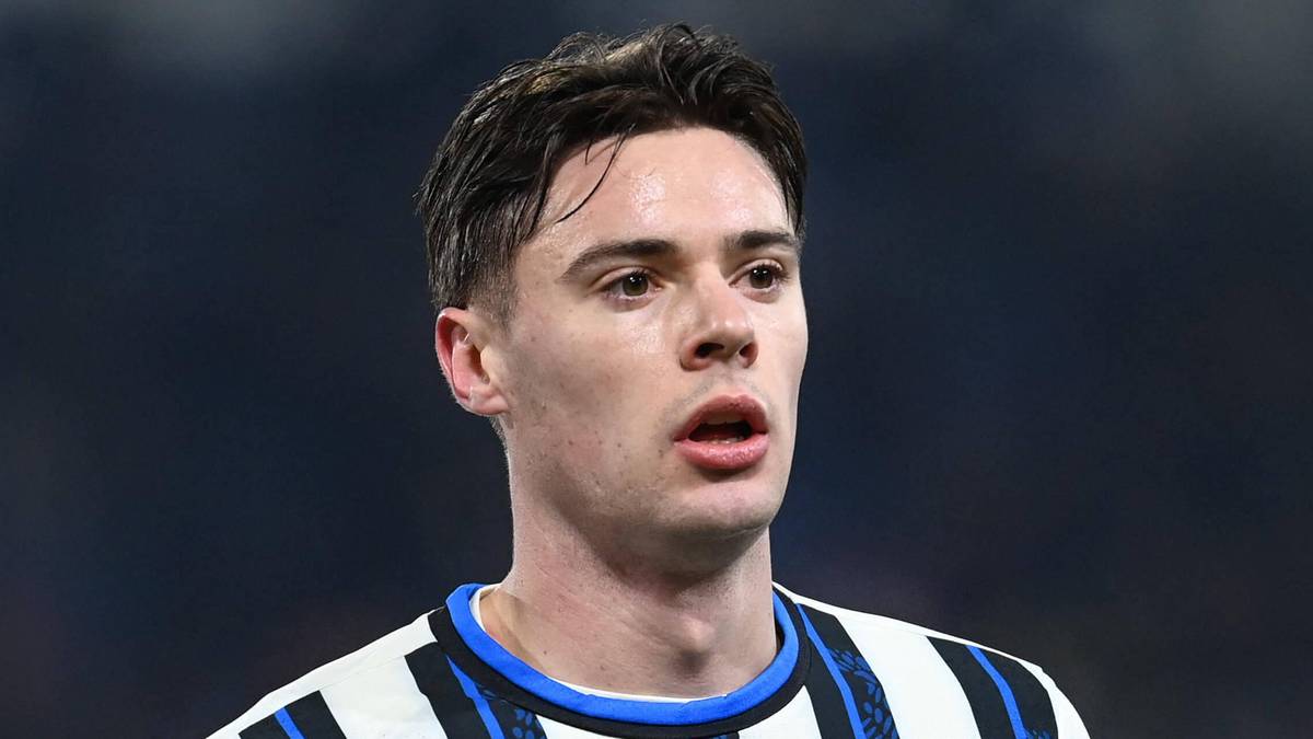 Piłkarz w białej koszulce z niebieskimi i białymi pasami na ramionach, z napisem "Lete" na piersi.