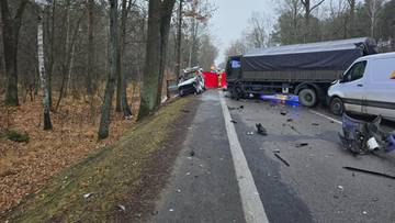 Wypadek z udziałem ciężarówki wojskowej. Jedna osoba nie żyje, ranni żołnierze