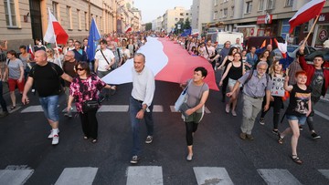 "Dla demokracji nie ma wakacji". Mija już tydzień od utworzenia pierwszego "łańcucha światła"