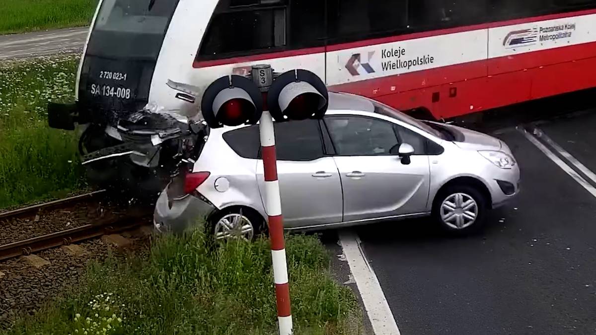 Wyłamał rogatki, pociąg zmiażdżył połowę samochodu. Udostępniono wstrząsające nagranie