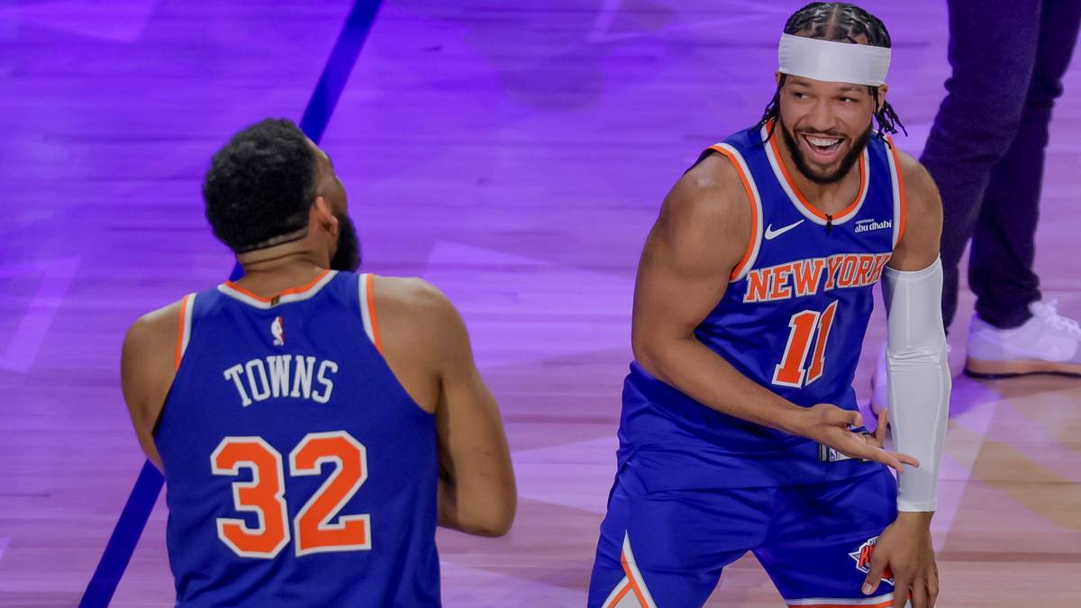 Dwóch koszykarzy New York Knicks na boisku, jeden z nich z numerem 32 i nazwiskiem Towns, drugi z numerem 11 i nazwiskiem Brunson.