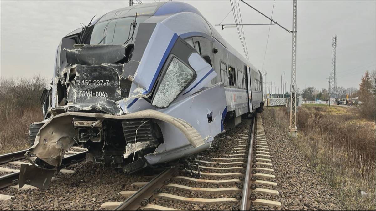 Pociąg zderzył się z ciężarówką. Wstrzymano ruch