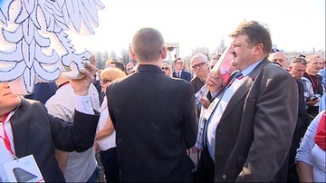 "Symboliczny gest sprzeciwu". Walentynowicz stanął do prezydenta plecami w czasie jego przemówienia