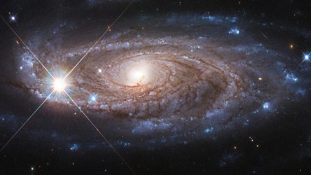 Kosmiczny Teleskop Hubble'a uwiecznił w pełnej krasie Rubinową Galaktykę