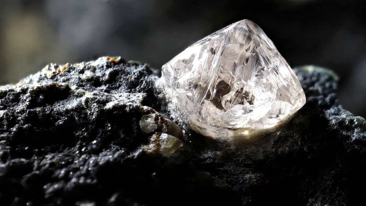 Naturalny diament położony w kimberlicie. Fot. iStock