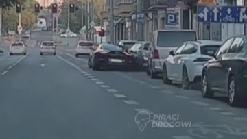 Odbijał się od zaparkowanych aut. Nagranie ze Szczecina obiegło sieć