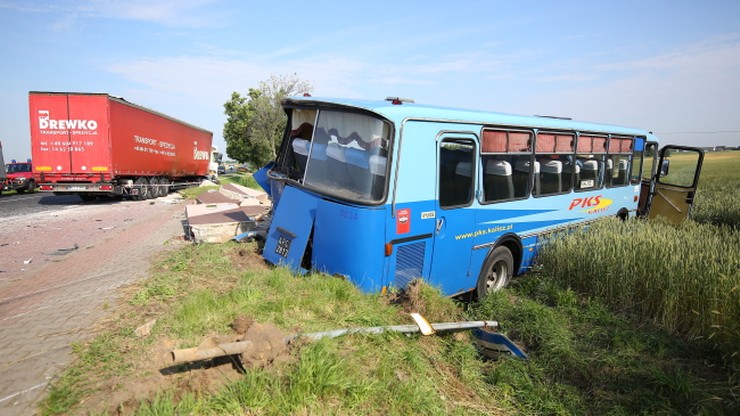 Autobus zderzył się z samochodem ciężarowym. 10 osób poszkodowanych