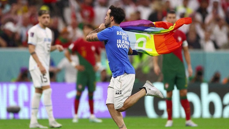 Mundial w Katarze. Kibic z flagą LGBT i hasłami antywojennymi na koszulce wbiegł na murawę