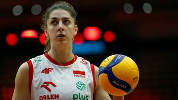 Siatkarka Martyna Łukasik trzymająca piłkę do siatk&oacute;wki