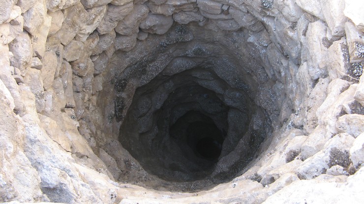 Ludzkie szczątki w studni pod Tarnowem. Policja zweryfikuje listę zaginionych