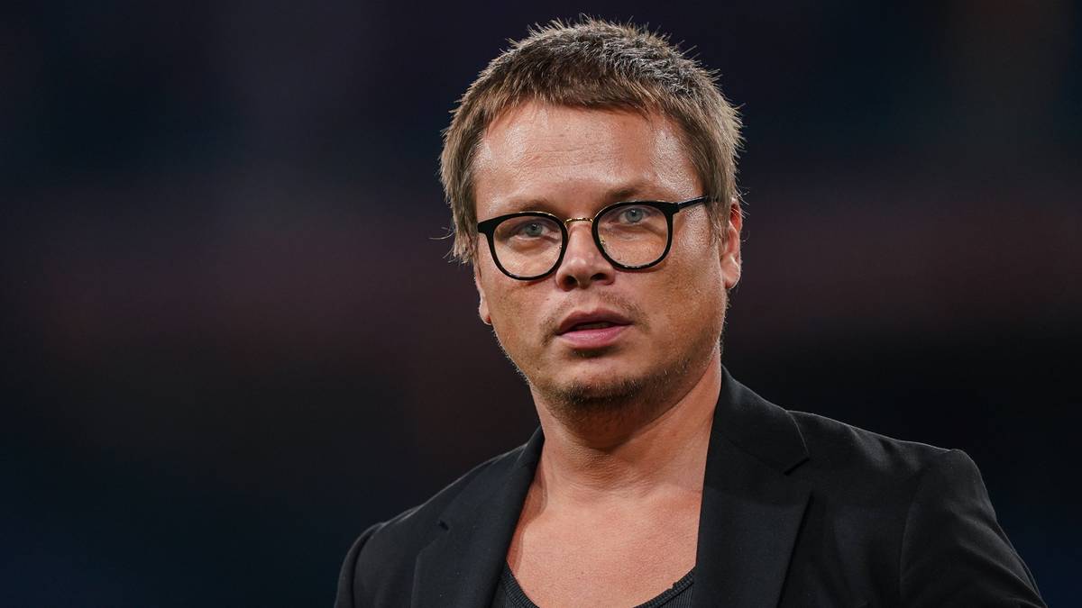 Portret mężczyzny w okularach w czarnej marynarce.