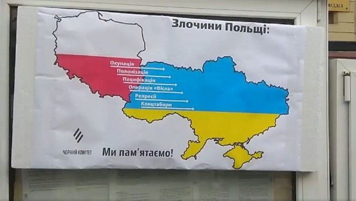 Antypolski plakat wywieszony na budynku konsulatu RP w Kijowie