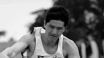 Lekkoatleta podczas skoku w dal w piasek