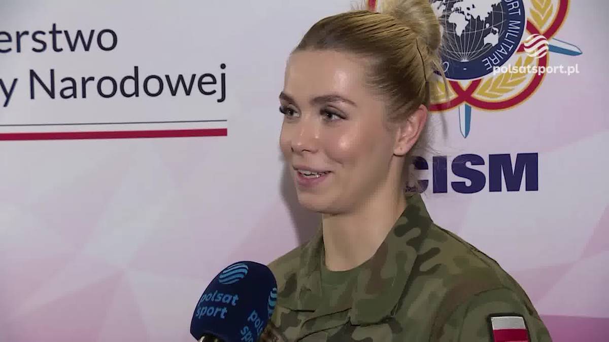 Klaudia Adamek w mundurze wojskowym przed mikrofonem.