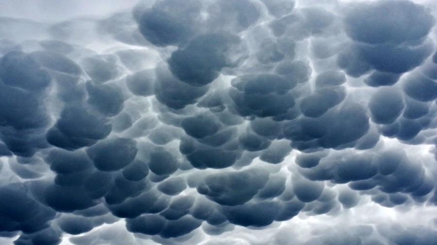Chmury mammatus na niebie zapowiadają burzę. Fot. Pixabay.