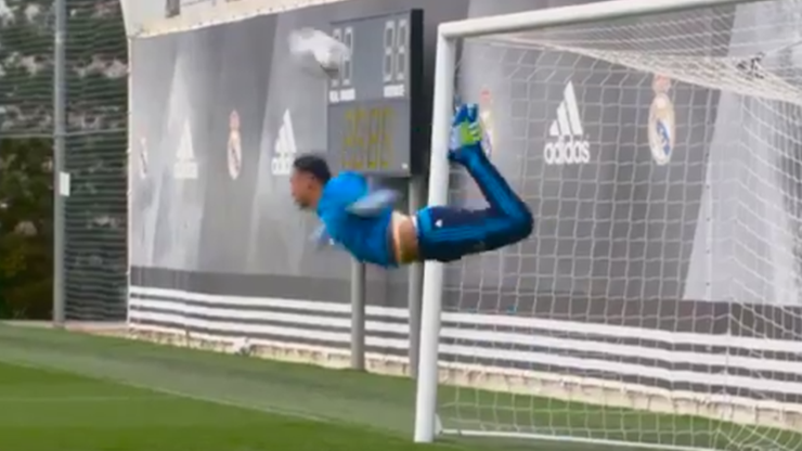 Keylor Navas powtórzył "skorpiona" Higuity!